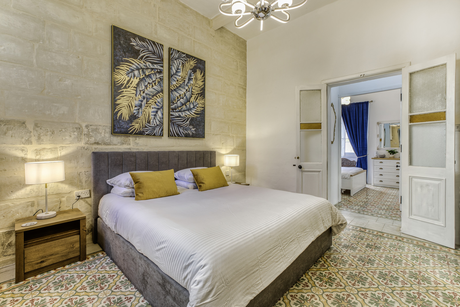 Bedroom 1 - Queen Bed